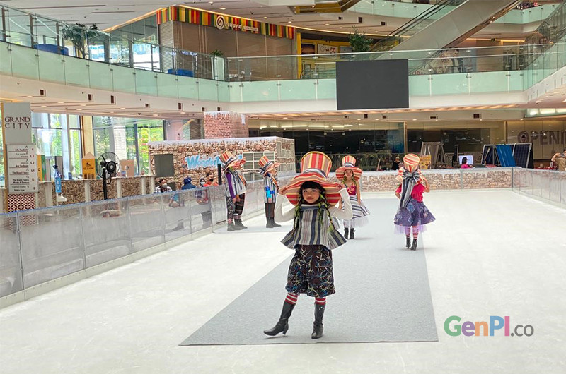Desainer Embran Nawawi menggelar peragaan busana anak-anak di atas wahana ice skating Grand City Surabaya. Foto: Delya Oktovie/genpi Desainer Embran Nawawi menggelar peragaan busana anak-anak di atas wahana ice skating Grand City Surabaya. Foto: Delya Oktovie/genpi