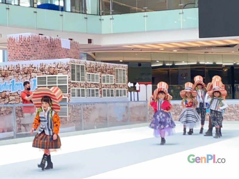 Desainer Embran Nawawi menggelar peragaan busana anak-anak di atas wahana ice skating Grand City Surabaya. Foto: Delya Oktovie/genpi Desainer Embran Nawawi menggelar peragaan busana anak-anak di atas wahana ice skating Grand City Surabaya. Foto: Delya Oktovie/genpi