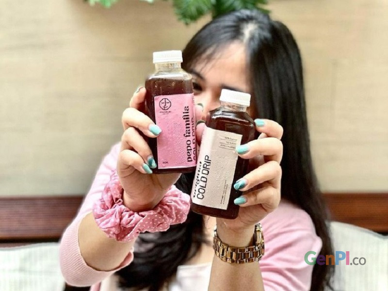 Manisae Coffee and Space Sidoarjo menghadirkan dua varian kopi rasa buah, yakni apel-peach dan semangka. Foto: GenPI/Delya Octovie Manisae Coffee and Space Sidoarjo menghadirkan dua varian kopi rasa buah, yakni apel-peach dan semangka. Foto: GenPI/Delya Octovie