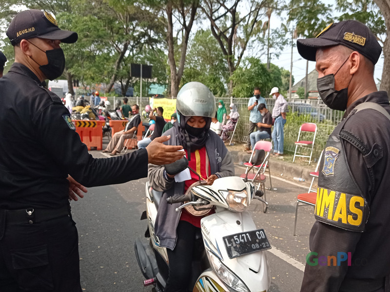 Ilustrasi penyekatan di Jembatan Suramadu sisi masuk Kota Surabaya. foto : Ananto Pradana/genpi.co. Ilustrasi penyekatan di Jembatan Suramadu sisi masuk Kota Surabaya. foto : Ananto Pradana/genpi.co.