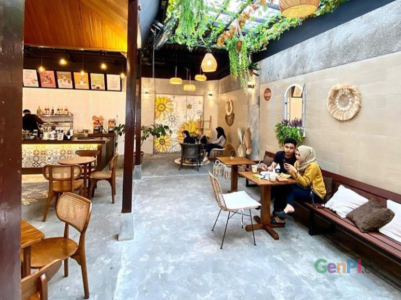 Manisae Coffee and Space hadir dengan dua konsep, yakni bohemian dan industrial. Foto: Delya Oktovie/Genpi.co. Manisae Coffee and Space hadir dengan dua konsep, yakni bohemian dan industrial. Foto: Delya Oktovie/Genpi.co.