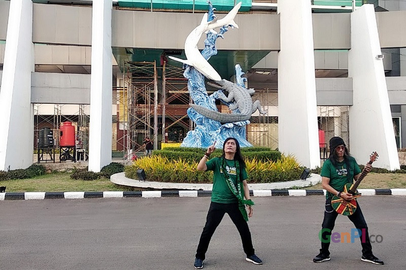 Pentolan Arek Band Royke Mangundap dan Reky saat melakukan syuting video klip di Stadion Gelora Bung Tomo Surabaya (GBT), Rabu (9/6). Foto: GenPI Pentolan Arek Band Royke Mangundap dan Reky saat melakukan syuting video klip di Stadion Gelora Bung Tomo Surabaya (GBT), Rabu (9/6). Foto: GenPI