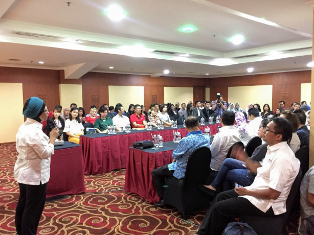 Asdep Pengembangan Pemasaran I Regional I Kemenpar Masruroh (kiri) memberikan pemaparan Hot Deals 2018. (Foto: Kemenpar) Asdep Pengembangan Pemasaran I Regional I Kemenpar Masruroh (kiri) memberikan pemaparan Hot Deals 2018. (Foto: Kemenpar)