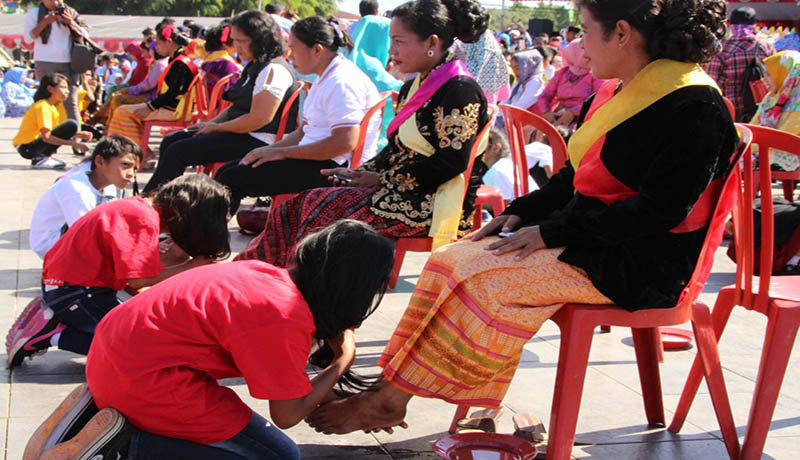 RItual cuci kaki ibu di Festival Teluk Jailolo. RItual cuci kaki ibu di Festival Teluk Jailolo.