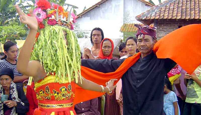 Penampil Tari Seblang yang menari karena kerasukan. (Foto: BeritaHati) Penampil Tari Seblang yang menari karena kerasukan. (Foto: BeritaHati)