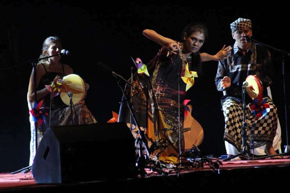 Penampilan kolaborasi Dora, Christian dan Widya memukaku penonton Borobudur International Art and Performances Festival 2018. Penampilan kolaborasi Dora, Christian dan Widya memukaku penonton Borobudur International Art and Performances Festival 2018.