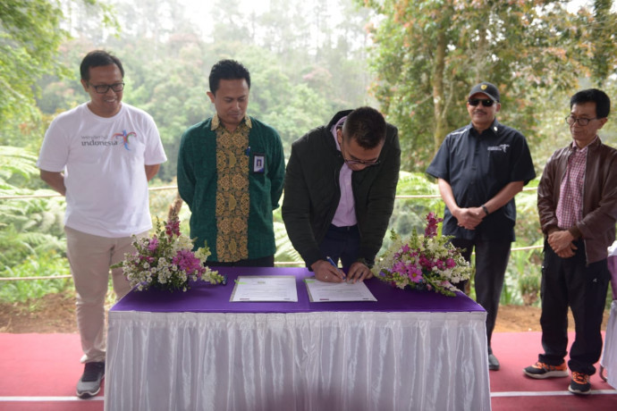 Penandatangan MoU Co Branding Orchid Forest Cikole Penandatangan MoU Co Branding Orchid Forest Cikole