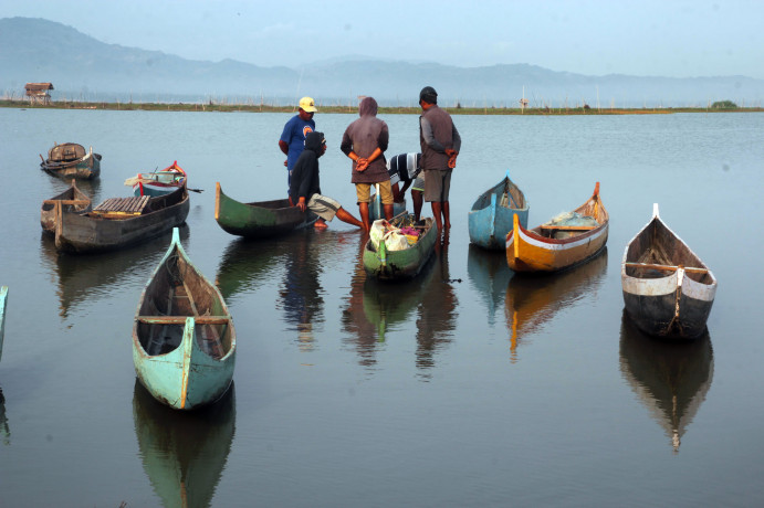 Danau Limboto di Provinsi Gorontalo menjadi urat nadi perekonomian masyarakat. Danau Limboto di Provinsi Gorontalo menjadi urat nadi perekonomian masyarakat.