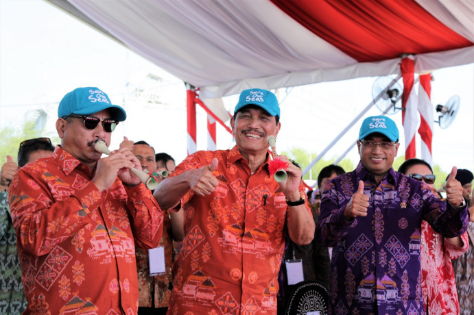 Menkomar Luhut Binsar Pandjaitan, Menhub Budi Karya Sumadi, dan Menpar Arief Yahya hadir di opening Sail Moyo Tambora 2018. Menkomar Luhut Binsar Pandjaitan, Menhub Budi Karya Sumadi, dan Menpar Arief Yahya hadir di opening Sail Moyo Tambora 2018.