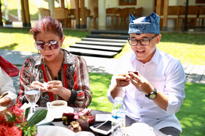 Menteri Susi ditemani Bupati Banyuwangi Abdullah Azwar Anas tampak sibuk menikmati durian pelangi, Sabtu (3/10). Menteri Susi ditemani Bupati Banyuwangi Abdullah Azwar Anas tampak sibuk menikmati durian pelangi, Sabtu (3/10).