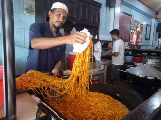 Mie Bangldesh hadir dengan rasa yang gurh dan nikmat. Mie Bangldesh hadir dengan rasa yang gurh dan nikmat.