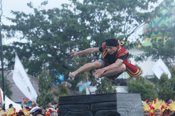 100 Pelompat Batu Warnai Pembukaan Ya’ahowu Nias Festiv...