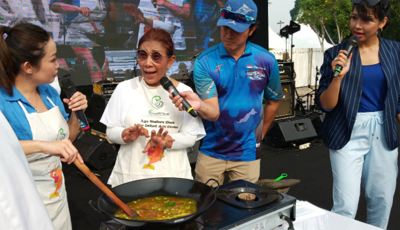 Menteri Susi Pudjiastuti saat memasak sop ikan pindang gunung bareng chef Marinka Menteri Susi Pudjiastuti saat memasak sop ikan pindang gunung bareng chef Marinka