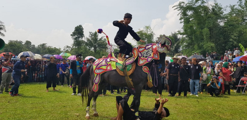 Atraksi kuda renggong di lapang sepakbola Desa Kertamekar, Kecamatan Tanjung Kerta, Kabupaten Sumedang, Rabu (12/12) Atraksi kuda renggong di lapang sepakbola Desa Kertamekar, Kecamatan Tanjung Kerta, Kabupaten Sumedang, Rabu (12/12)