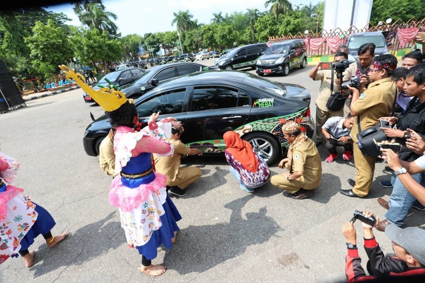 Pemkab Pamekasan melakukan promosi Batik Pamekasan dengan cara membranding pada mobil dinas. (Foto: Pemkab Pamekasan) Pemkab Pamekasan melakukan promosi Batik Pamekasan dengan cara membranding pada mobil dinas. (Foto: Pemkab Pamekasan)
