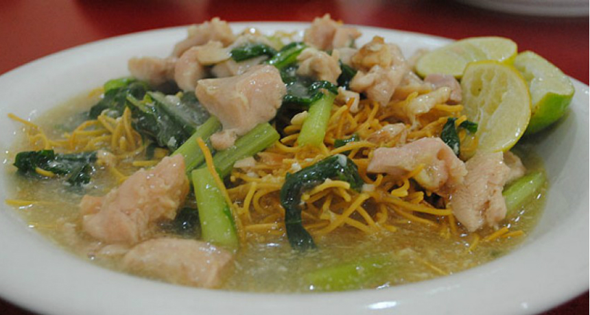 Sajian Mie Titie khas Makassar (Sumber : http://beritamks.com ) Sajian Mie Titie khas Makassar (Sumber : http://beritamks.com )