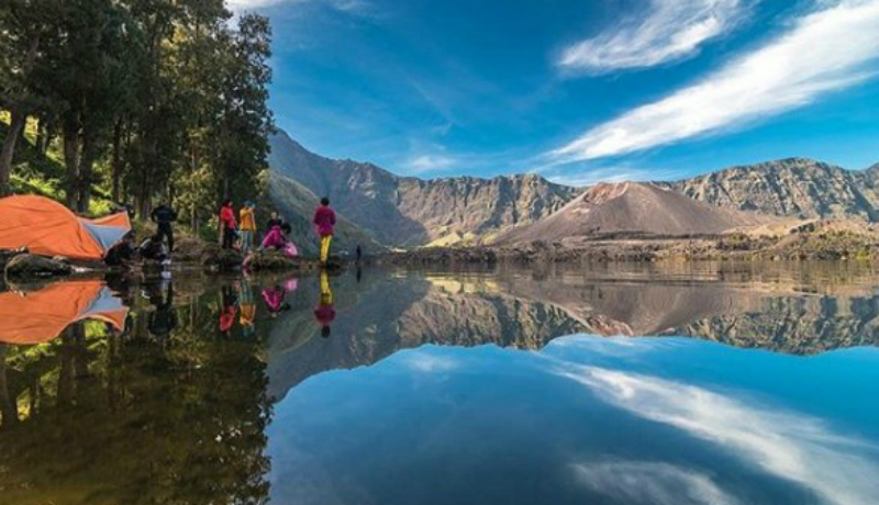 Danau Segara menjadi salah satu keindahan dari Gunung Rinjani di Nusa Tenggara Barat ( sumber : gunung.id ) Danau Segara menjadi salah satu keindahan dari Gunung Rinjani di Nusa Tenggara Barat ( sumber : gunung.id )