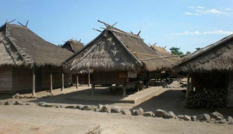 Rumah adat Senaru (sumber: paketliburanlombok.com ) Rumah adat Senaru (sumber: paketliburanlombok.com )