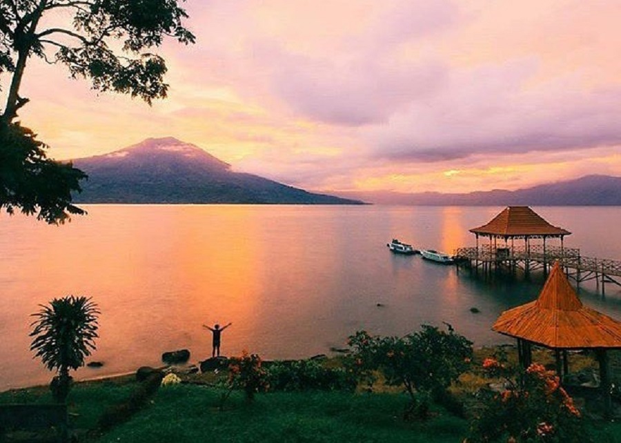 Suasana matahari tenggalam di kawasan Danau Ranau. (Foto: bptrijayafmpalembang.com) Suasana matahari tenggalam di kawasan Danau Ranau. (Foto: bptrijayafmpalembang.com)