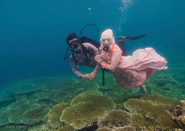 Foto prewedding sepasang kekasih, Brigpol Septian dan Wati Mayang di Taman Laut Olele (Foto: Donald Raymond Wahani) Foto prewedding sepasang kekasih, Brigpol Septian dan Wati Mayang di Taman Laut Olele (Foto: Donald Raymond Wahani)