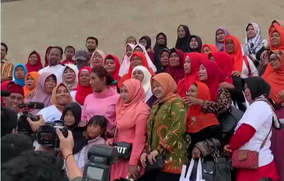 Menteri Susi mengunjungi Monas bersama Ibu-ibu Muara Gembong. (Foto: Twitter) Menteri Susi mengunjungi Monas bersama Ibu-ibu Muara Gembong. (Foto: Twitter)