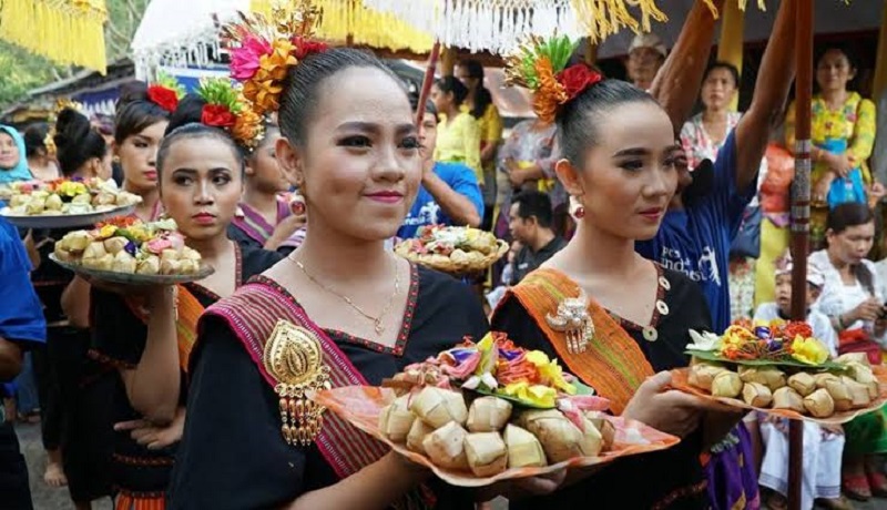 Prosesi lamaran di tradisi 'kawin lari' suku Sassk, Lombok. (wartantb) Prosesi lamaran di tradisi 'kawin lari' suku Sassk, Lombok. (wartantb)