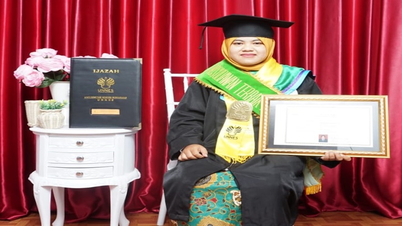 Khusnul Chotimah, lulusan terbaik Unnes (foto: Istimewa) Khusnul Chotimah, lulusan terbaik Unnes (foto: Istimewa)