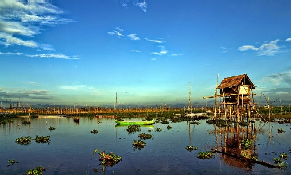 Panorama Danau Limboto. (Foto: anekawisatanusantara.blogspot.com) Panorama Danau Limboto. (Foto: anekawisatanusantara.blogspot.com)