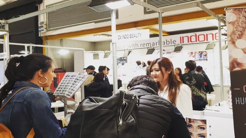 Bulu mata palsu dan wig produksi Indonesia menjadi primadona pada Pameran Produk Kosmetik dan Kecantikan Cosmoprof yang diadakan di Kota Bologna, Italia, dari 14—18 Maret 2019 (foto: Antara) Bulu mata palsu dan wig produksi Indonesia menjadi primadona pada Pameran Produk Kosmetik dan Kecantikan Cosmoprof yang diadakan di Kota Bologna, Italia, dari 14—18 Maret 2019 (foto: Antara)