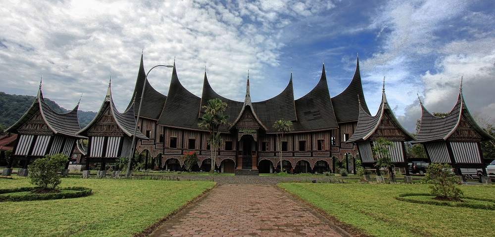 Ilustrasi Rumah Gadang. (Foto: Kemendikbud.go.id) Ilustrasi Rumah Gadang. (Foto: Kemendikbud.go.id)