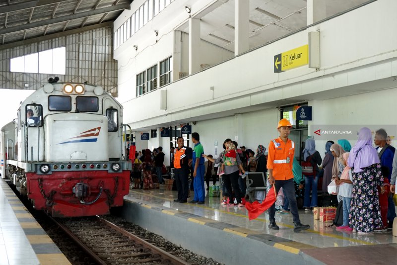 Daop Surabaya Siapkan 174 Perjalanan Mudik Kereta Api - GenPI