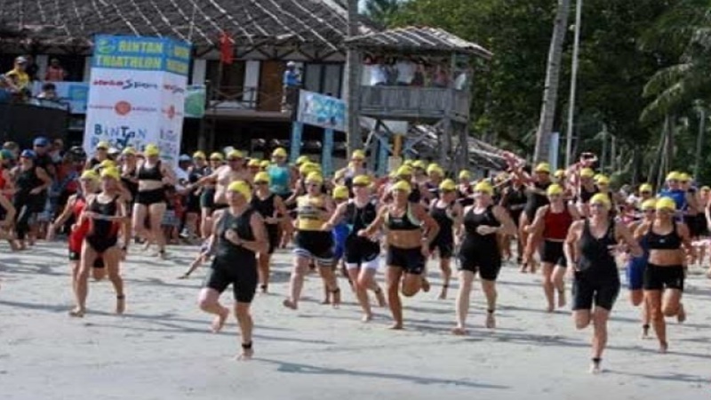Para peserta lomba triathlon (foto: Antara) Para peserta lomba triathlon (foto: Antara)