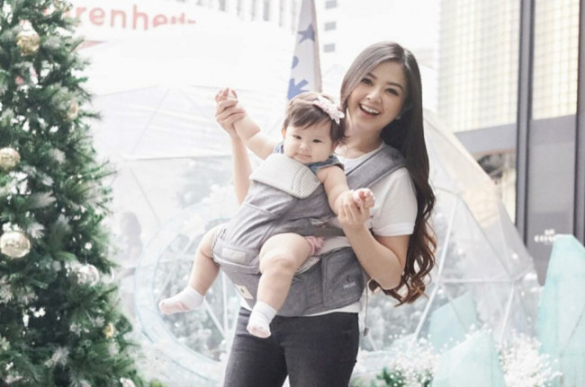 Franda selalu menyiapkan berbagai perlengkapan sebelum mangajak anaknya traveling. (Foto: Instagram/@frandaa87) Franda selalu menyiapkan berbagai perlengkapan sebelum mangajak anaknya traveling. (Foto: Instagram/@frandaa87)