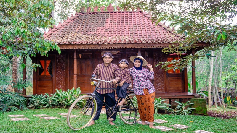 Mengabadikan foto keluarga dengan nuansa Jawa kuno di Studio Pendapa yang ada di Pasar Karetan (foto: Studio Pendapa) Mengabadikan foto keluarga dengan nuansa Jawa kuno di Studio Pendapa yang ada di Pasar Karetan (foto: Studio Pendapa)