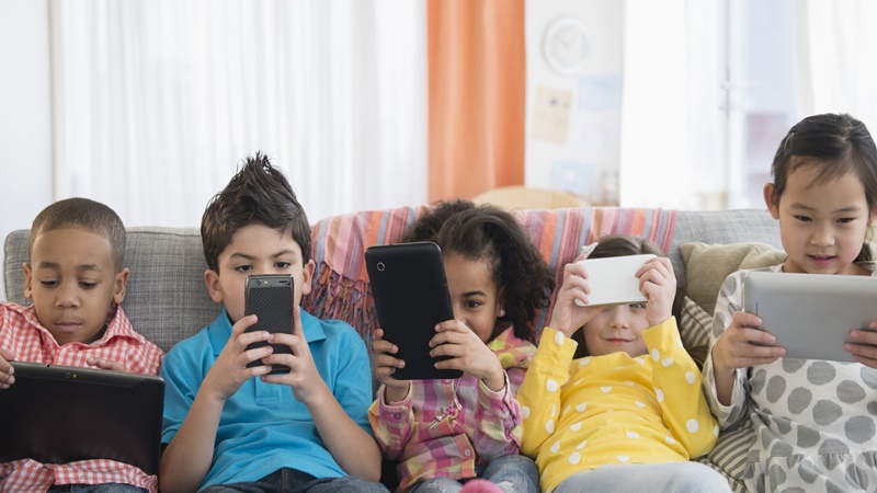 Bunda jangan sampai anak kencanduan gadget ya (foto: Istimewa) Bunda jangan sampai anak kencanduan gadget ya (foto: Istimewa)