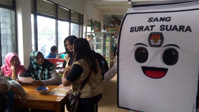KPU lakukan "Grebek Pasar" untuk menyosialisasikan pemilu serentak 2019 (foto: Antara) KPU lakukan "Grebek Pasar" untuk menyosialisasikan pemilu serentak 2019 (foto: Antara)