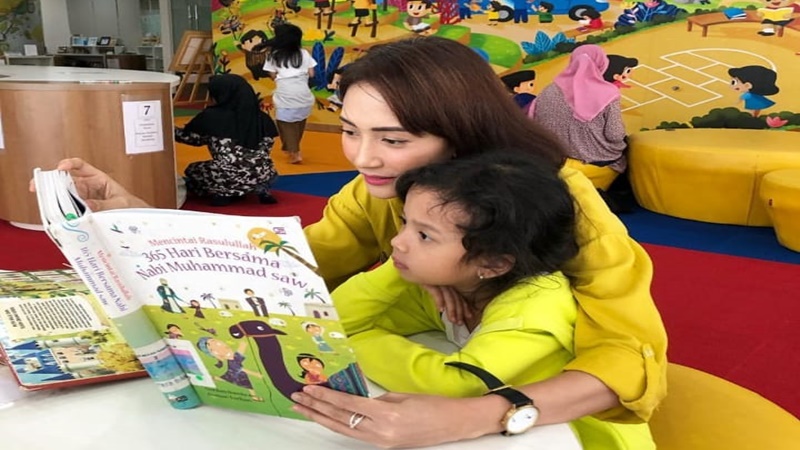 Artika Sari Devi berkomunikasi intensif untuk menciptakan hubungan yang dekat dengan kedua anaknya (foto: Instagram @artikasaridevi) Artika Sari Devi berkomunikasi intensif untuk menciptakan hubungan yang dekat dengan kedua anaknya (foto: Instagram @artikasaridevi)