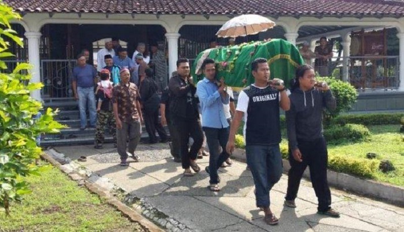 Jenazah petugas KPPS di Aceh meninggal hendak dimakamkan. (ist) Jenazah petugas KPPS di Aceh meninggal hendak dimakamkan. (ist)