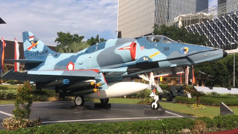 TNI mengajak para siswa mengunjungi Museum Satria Mandala (foto: jakarta-tourism.go.id) TNI mengajak para siswa mengunjungi Museum Satria Mandala (foto: jakarta-tourism.go.id)