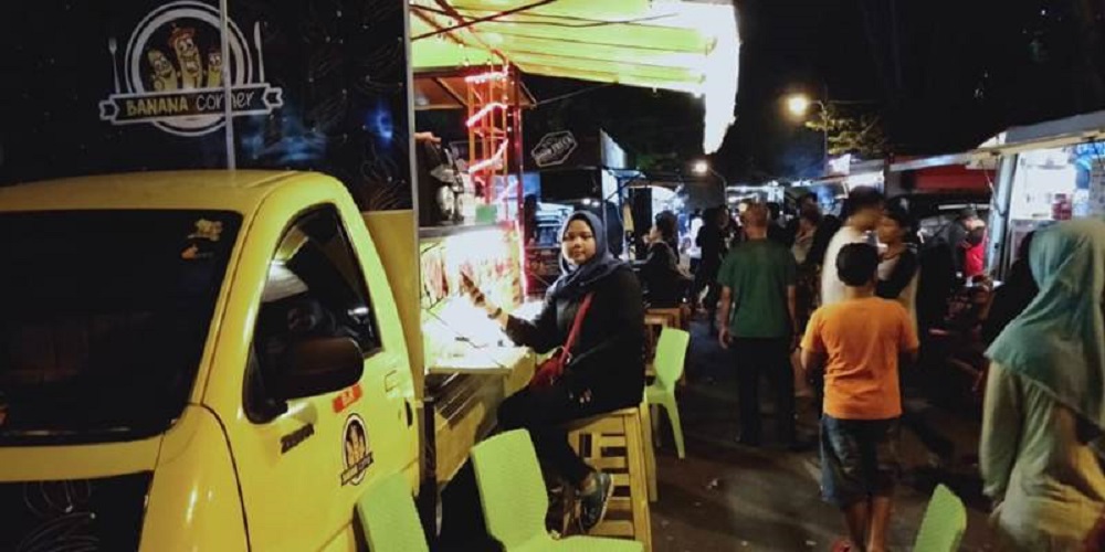 Festival Food Truck pinggir kali di Semaarang bisa jadi tempat tujuan para pencinta kuliner. (Foto: Bisnis.com) Festival Food Truck pinggir kali di Semaarang bisa jadi tempat tujuan para pencinta kuliner. (Foto: Bisnis.com)