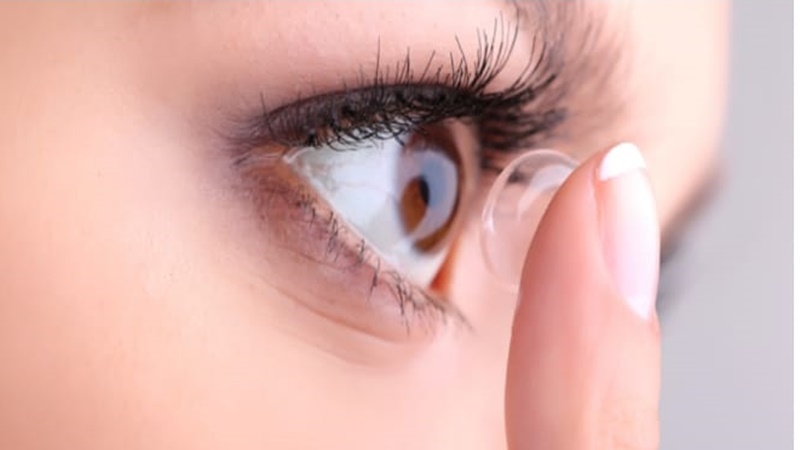 Jangan pernah malas melepas contact lens saat mau tidur ya! (foto: allaboutvision.com) Jangan pernah malas melepas contact lens saat mau tidur ya! (foto: allaboutvision.com)