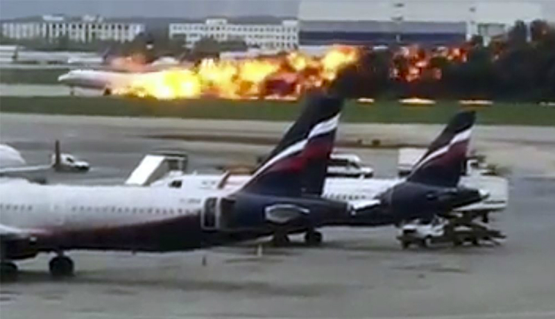Kecelakaan pesawat Sukhoi Supuerjet-100 di Rusia, di Indonesia dulu juga pernah (Foto : VOA) Kecelakaan pesawat Sukhoi Supuerjet-100 di Rusia, di Indonesia dulu juga pernah (Foto : VOA)