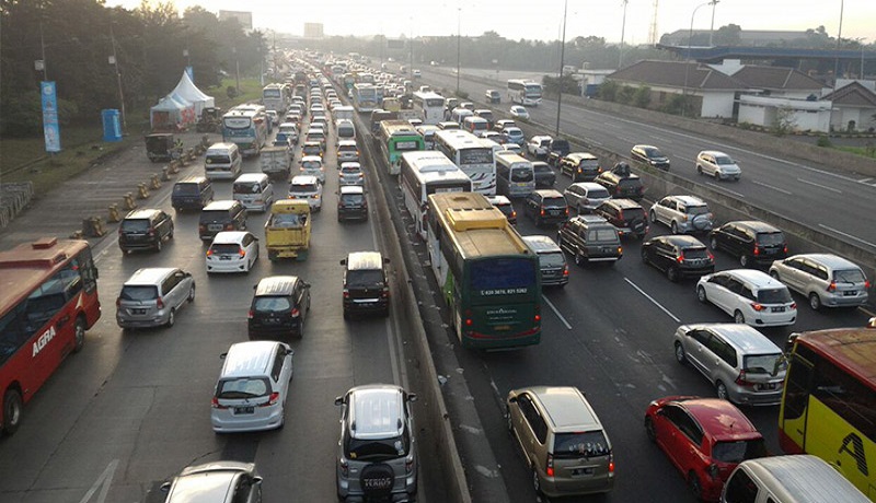 Tol Cikampek akan diberlakukan satu arah saat lebaran. Tol Cikampek akan diberlakukan satu arah saat lebaran.