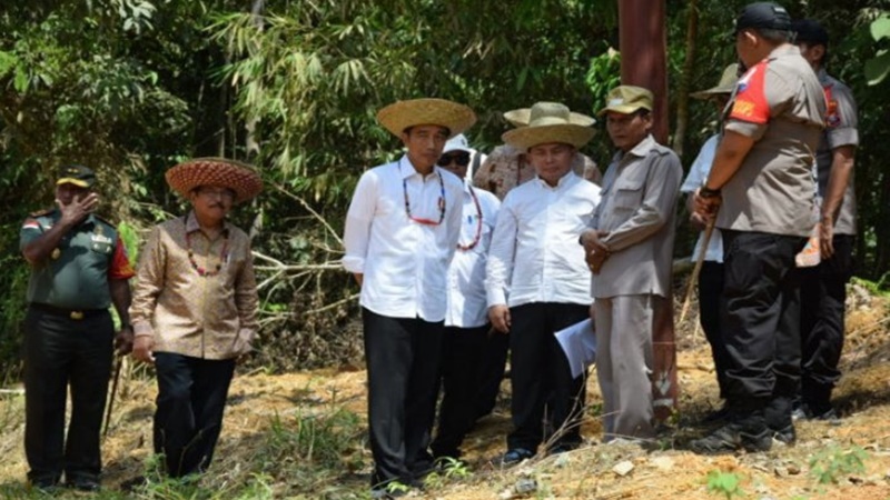 Presiden Jokowi meninjau Bukit Nyuling, Kelurahan Tumbang Talaken, Kecamatan Manuhing, Kabupaten Gunung Mas, Rabu, 8 Mei 2019. (foto: Istimewa) Presiden Jokowi meninjau Bukit Nyuling, Kelurahan Tumbang Talaken, Kecamatan Manuhing, Kabupaten Gunung Mas, Rabu, 8 Mei 2019. (foto: Istimewa)