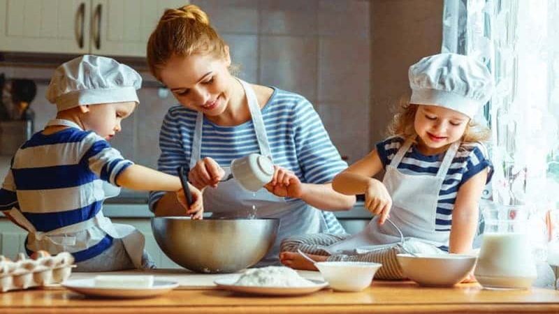Bikin kue bareng anak merupakan salah satu kegiatan yang bisa dipilih saat ngabuburit (foto: crayonsandcraving.com) Bikin kue bareng anak merupakan salah satu kegiatan yang bisa dipilih saat ngabuburit (foto: crayonsandcraving.com)