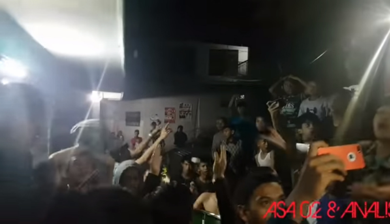 Lihat keseruan bangunin sahur di Bogor. 2 RW jadi satu, kompak banget! (Foto : Youtube) Lihat keseruan bangunin sahur di Bogor. 2 RW jadi satu, kompak banget! (Foto : Youtube)