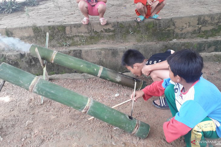 Anak-anak Pangkalpinang memainkan "meriam bambu" sebuah permainan tradisional yang muncul dalam Ramadhan 1440 H, Senin (13/5/2019) (FOTO ANTARA/Ahmadi) Anak-anak Pangkalpinang memainkan "meriam bambu" sebuah permainan tradisional yang muncul dalam Ramadhan 1440 H, Senin (13/5/2019) (FOTO ANTARA/Ahmadi)