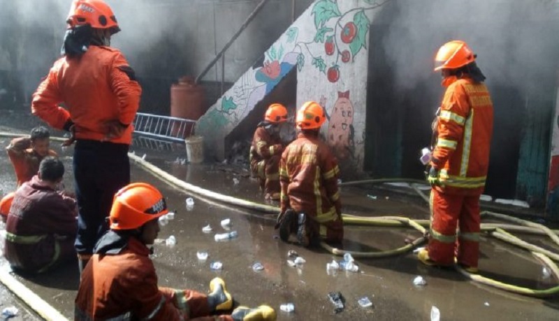 Petugas pemadam kebakaran sedang berjibaku memadamkan api yang membakar Pasar Kosambi, Bandung. (ist) Petugas pemadam kebakaran sedang berjibaku memadamkan api yang membakar Pasar Kosambi, Bandung. (ist)
