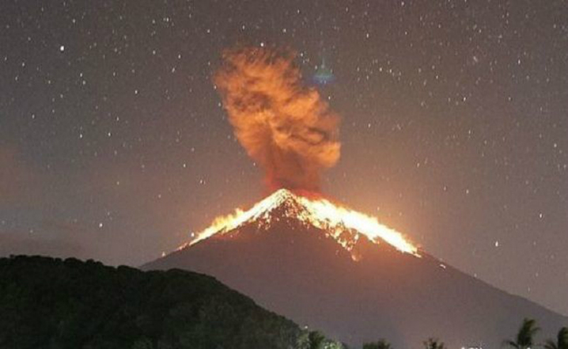 NASA berkata kita harus bahagia bila Gunung Agung meletus dahsyat. Habis dengar lagu Yura Yunita? (Foto : Radar Bali) NASA berkata kita harus bahagia bila Gunung Agung meletus dahsyat. Habis dengar lagu Yura Yunita? (Foto : Radar Bali)