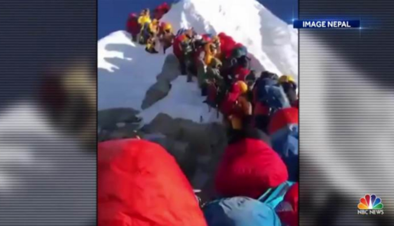 Jalur pendakian Gunung Everest terlalu padat (Foto : Istimewa) Jalur pendakian Gunung Everest terlalu padat (Foto : Istimewa)